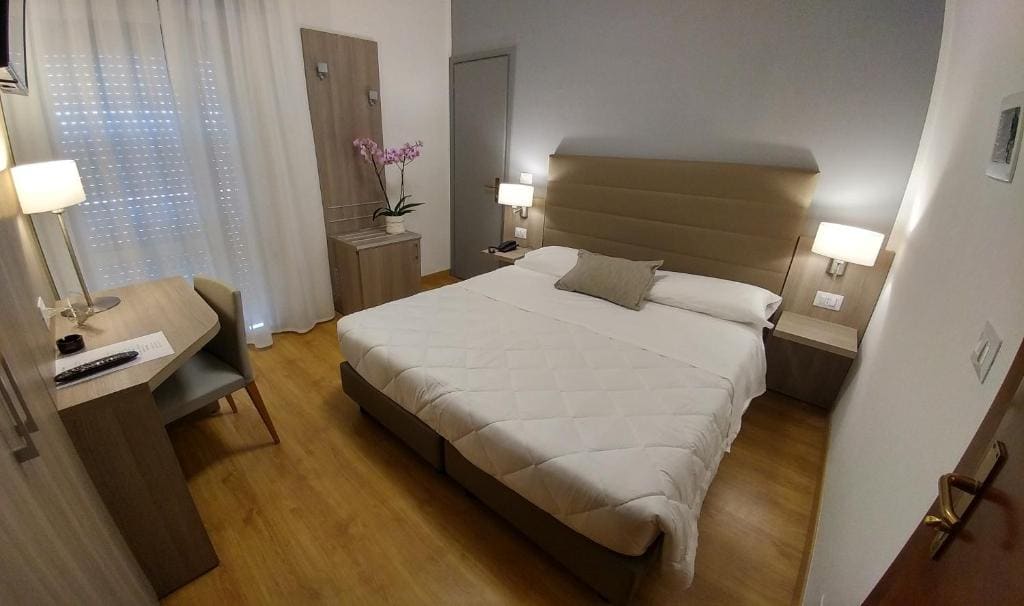 Double or Twin Room with Partial Sea View room - Image 2