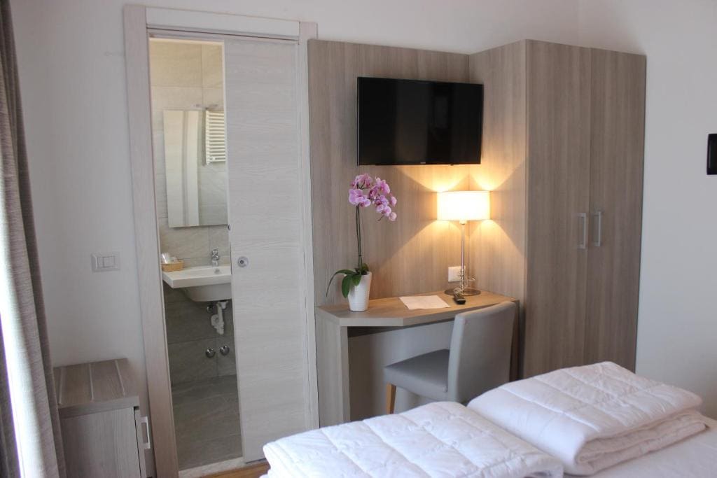 Double or Twin Room with Partial Sea View room - Image 3