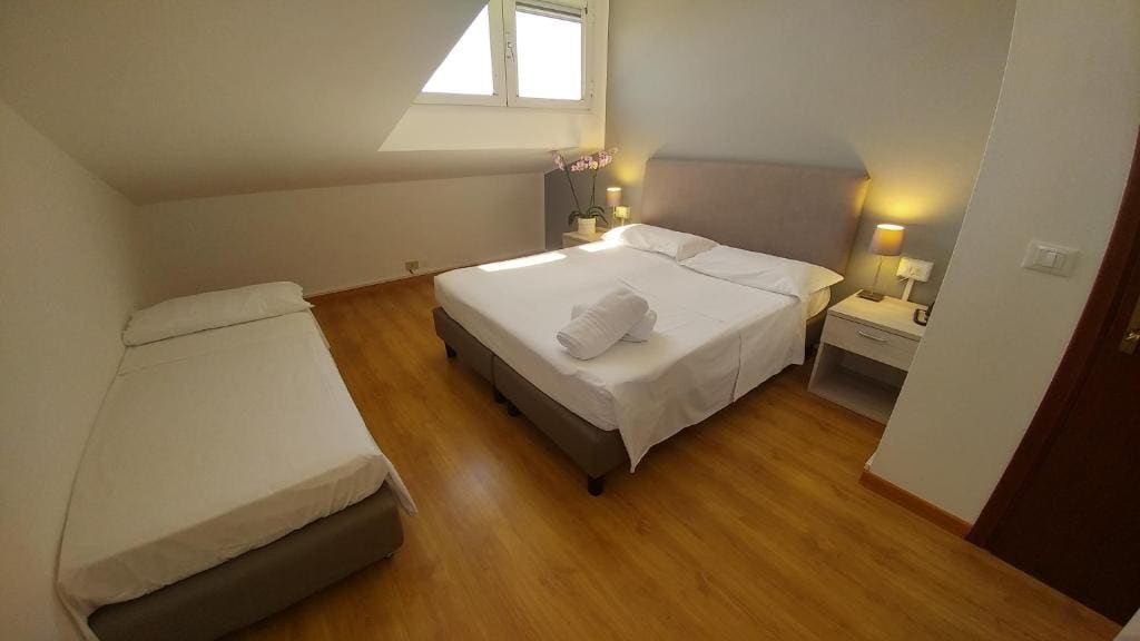 Family Room - Attic room - Image 2