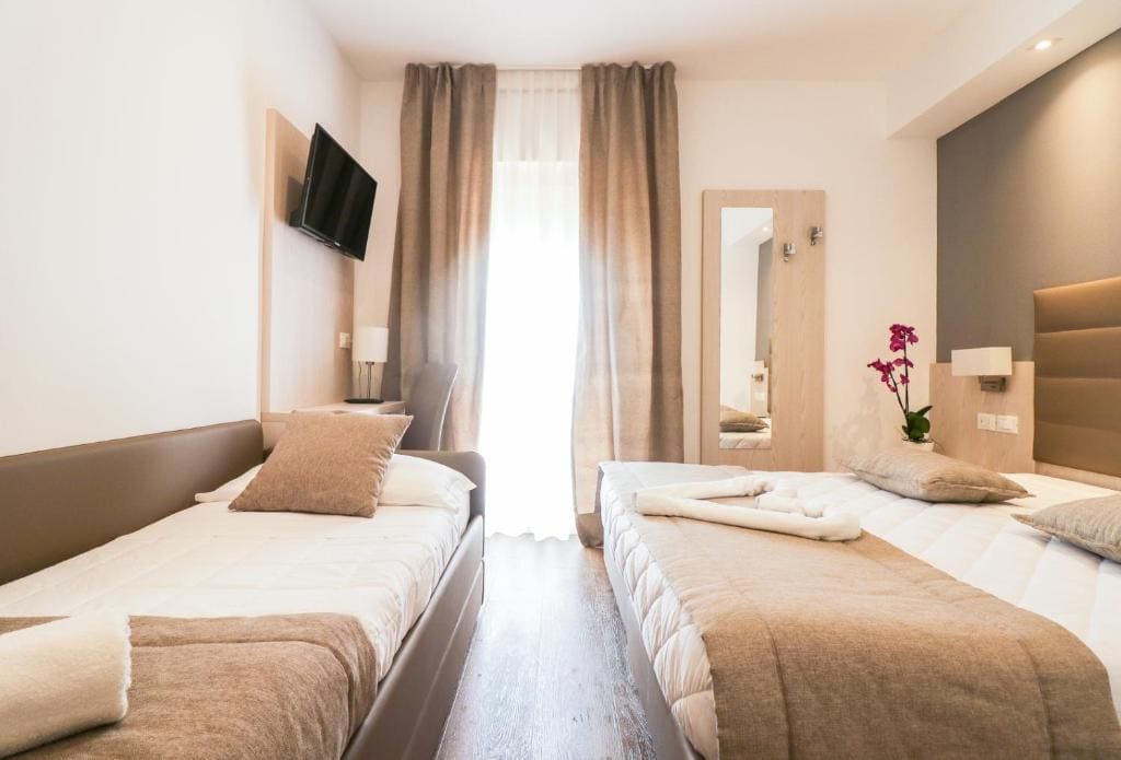 Triple Room with Partial Sea View room - Image 2