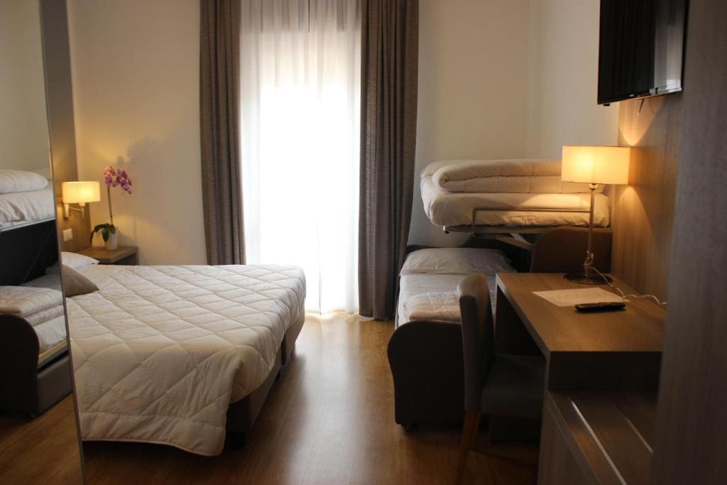 Triple Room with Partial Sea View room - Image 3