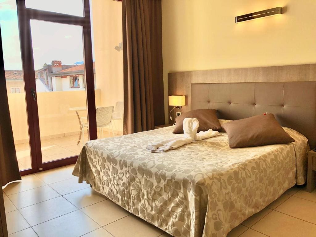 Double Room with Balcony room - Image 2