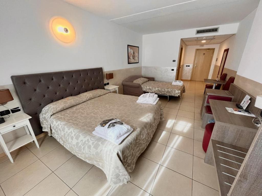 Double Room with Lake View room - Image 1