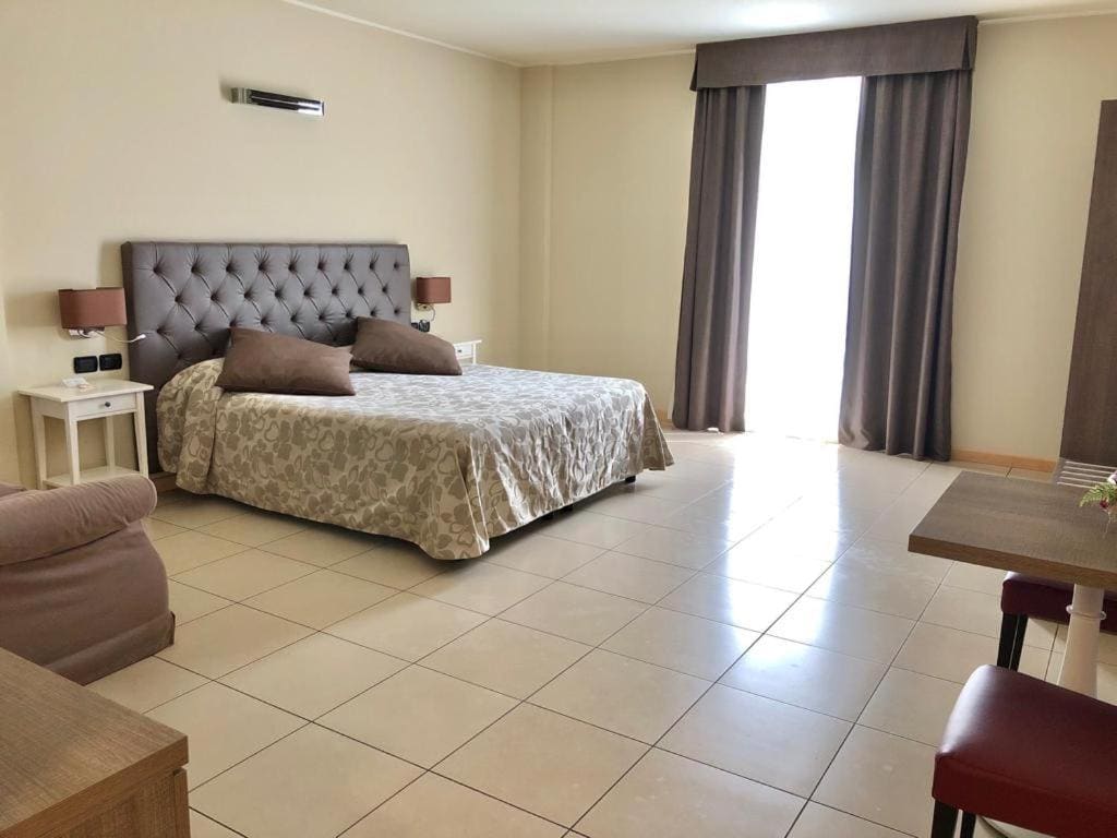 Double Room with Lake View room - Image 3