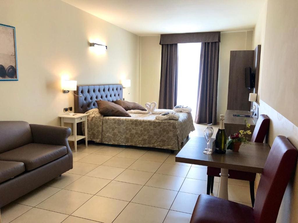 Double Room with Lake View room - Image 2
