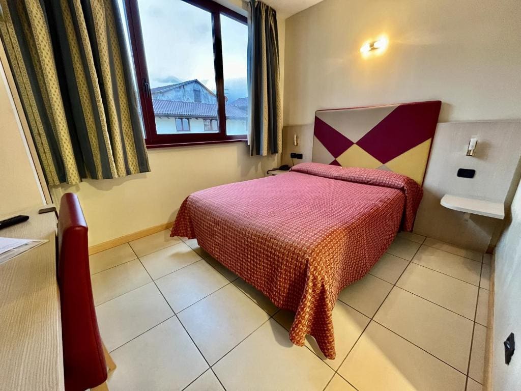 Small Double Room room - Image 1