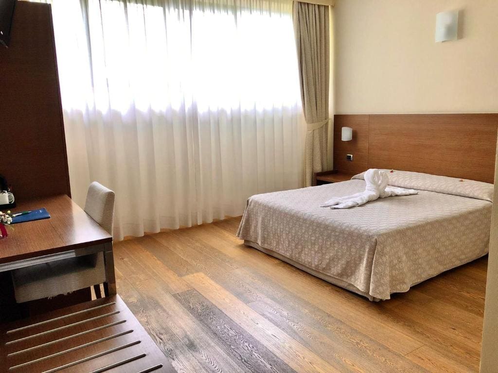Double or Twin Room with Lake View room - Image 3