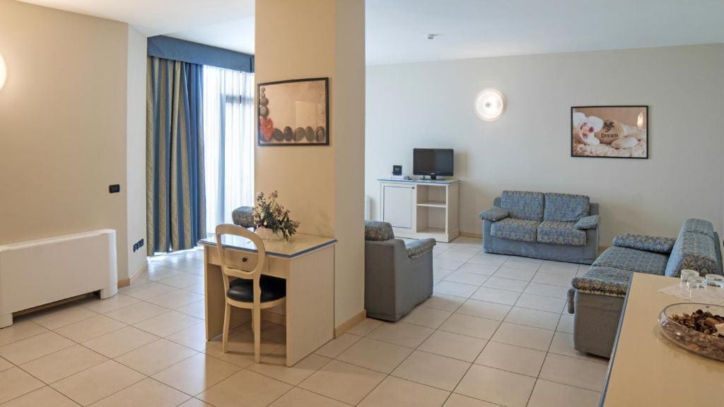 Family Room with Balcony room - Image 3