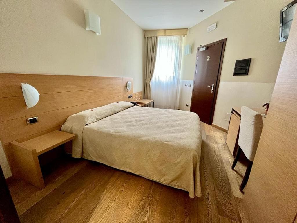 Double or Twin Room with Lake View room - Image 2