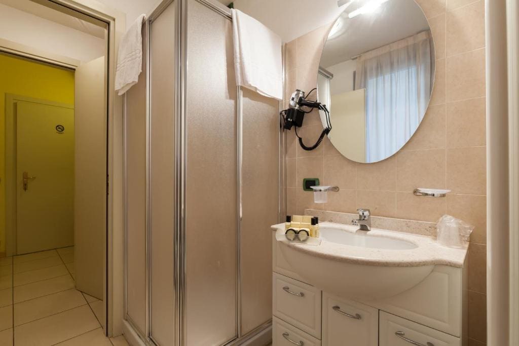 Double Room with Balcony room - Image 3