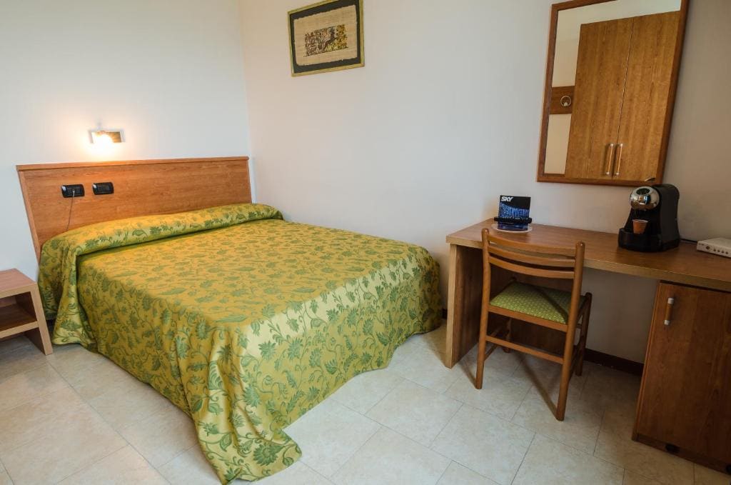 Large Single Room room - Image 1