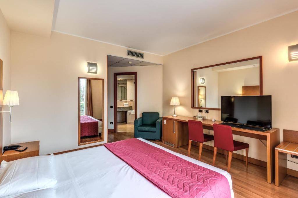 Superior Double Room with Spa Bath room - Image 2