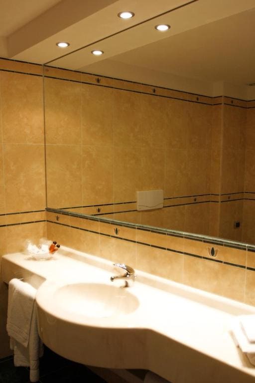 Superior Double Room with Spa Bath room - Image 3