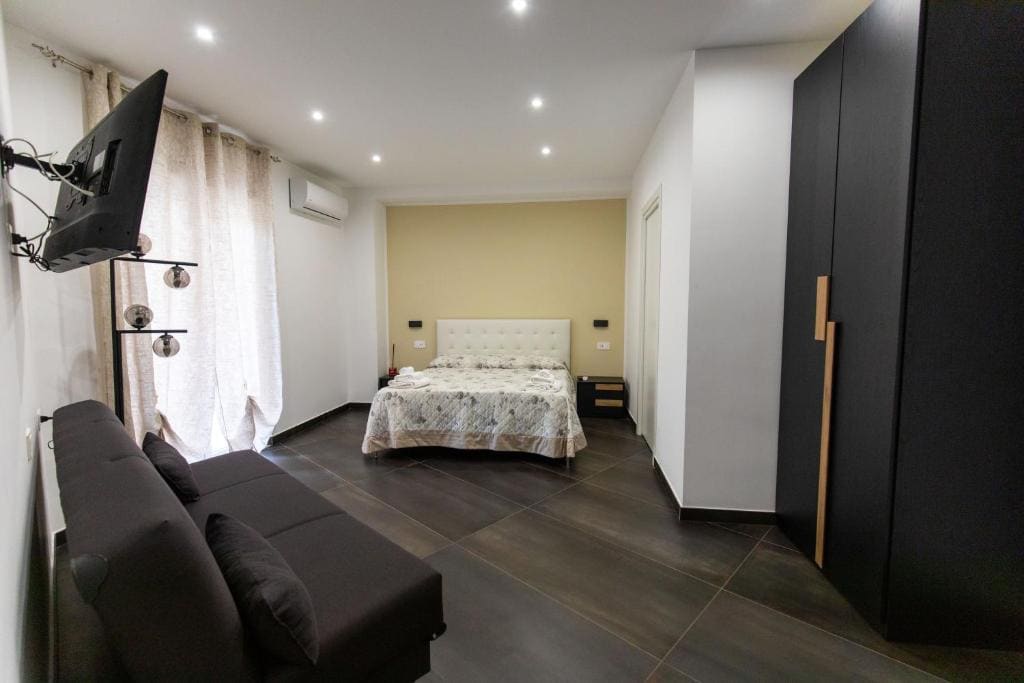 King Room with Balcony room - Image 2