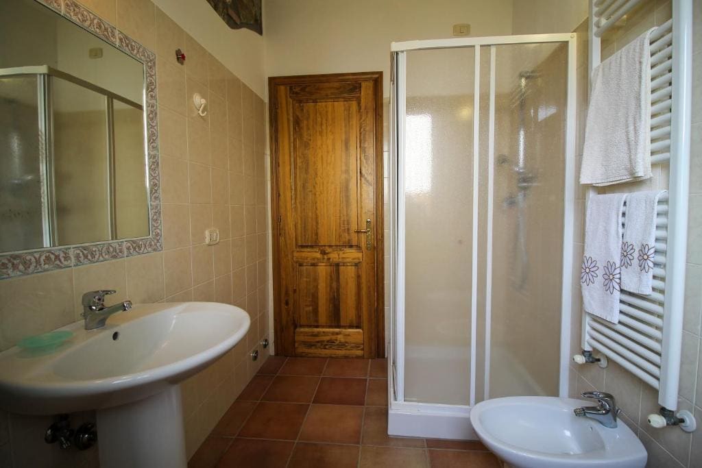 Double Room with Private Bathroom room - Image 3
