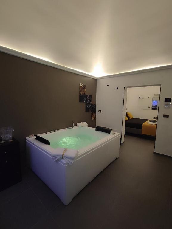 King Suite with Spa Bath room - Image 3