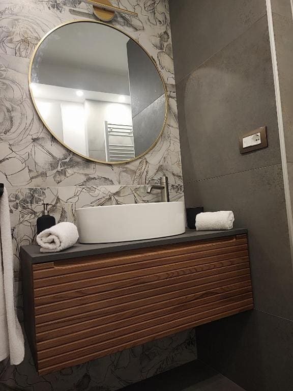 King Suite with Spa Bath room - Image 2