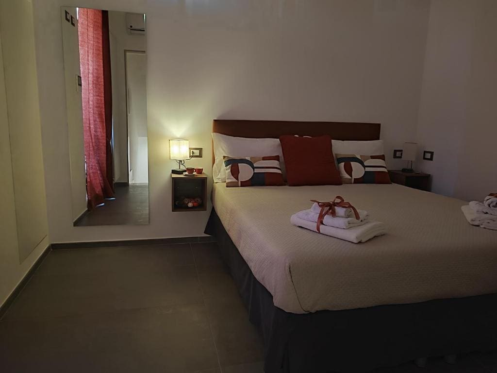 Queen Suite with Spa Bath room - Image 2