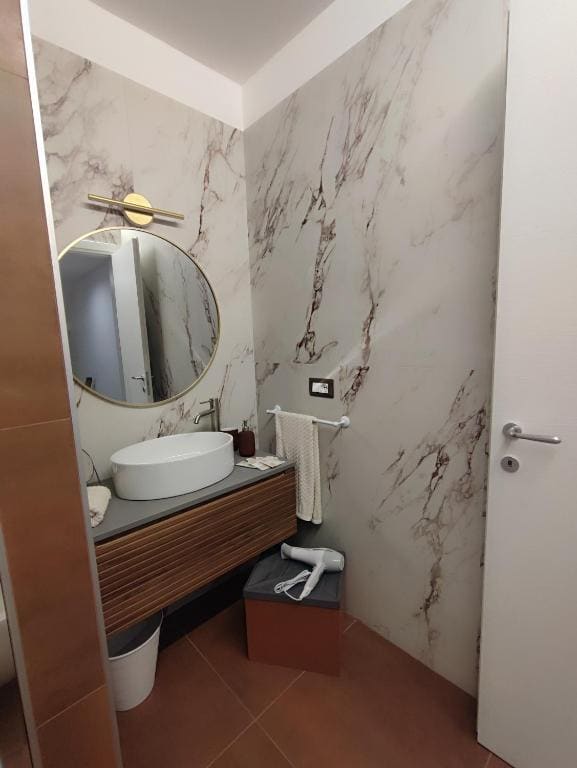 Queen Suite with Spa Bath room - Image 3