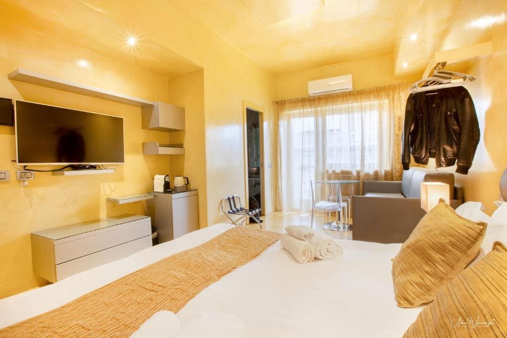 Double Room with Balcony room - Image 2