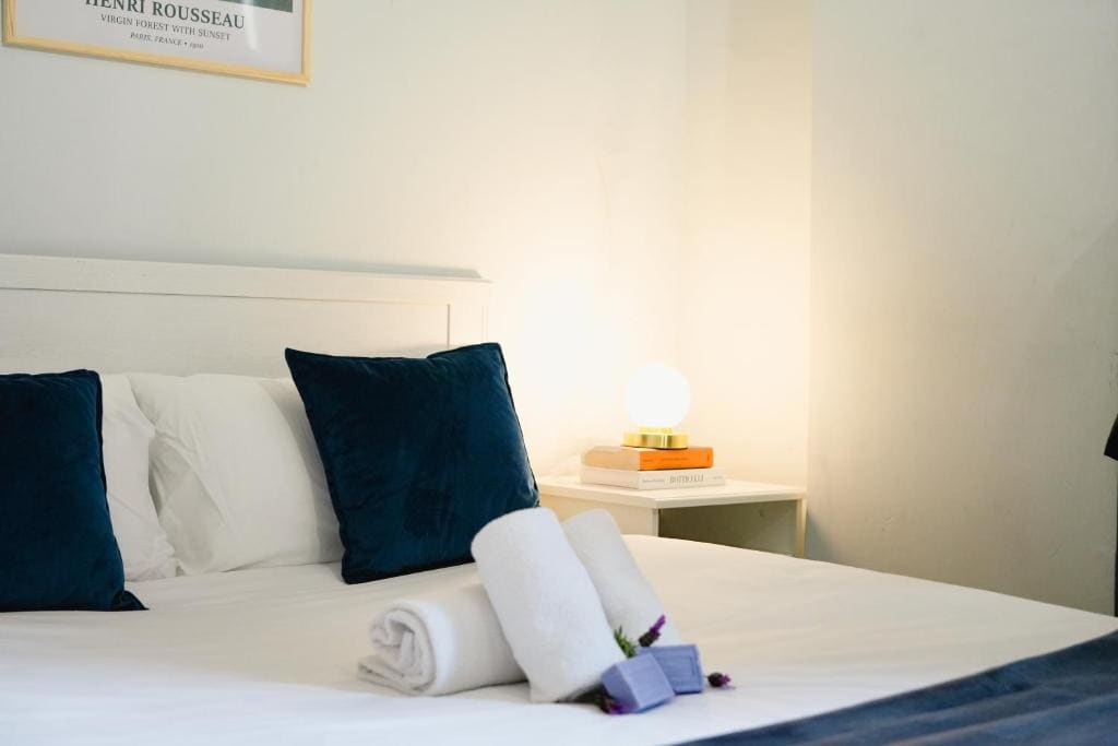 Double Room with Balcony room - Image 2