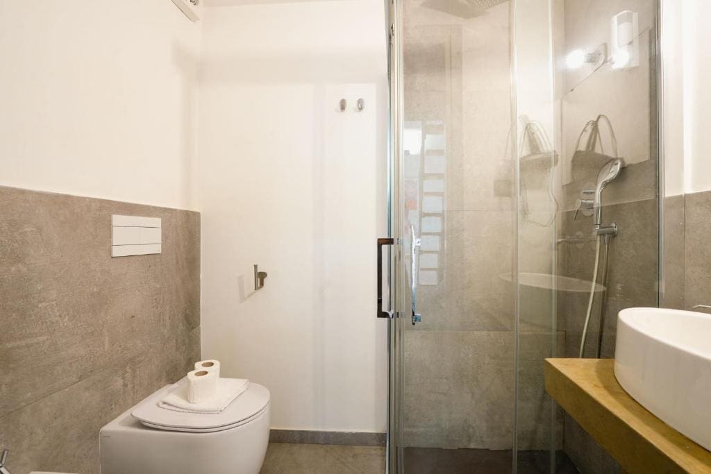 Queen Room with Balcony room - Image 1