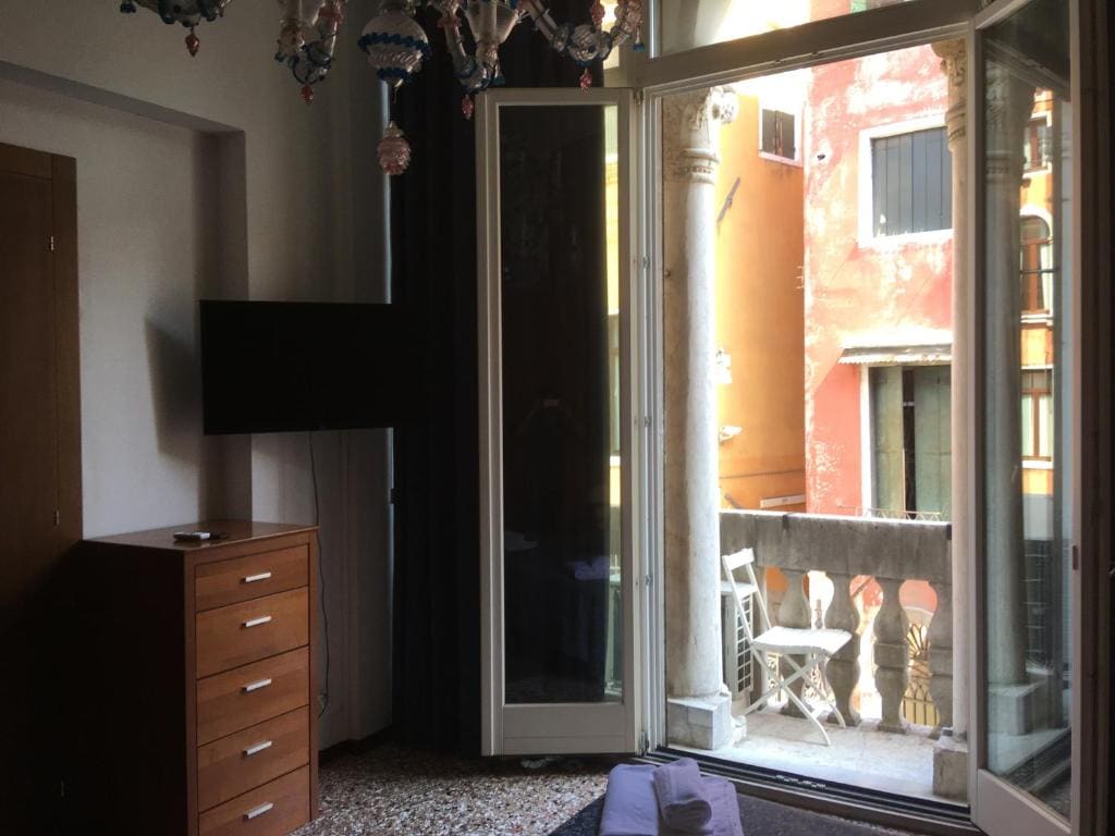 Double Room with Balcony and Canal View room - Image 2