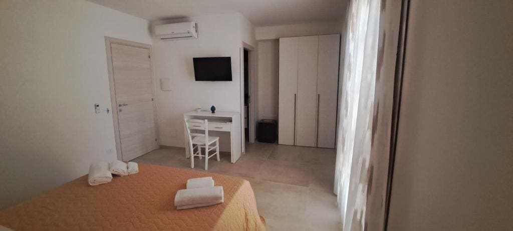 Double Room with Balcony room - Image 2