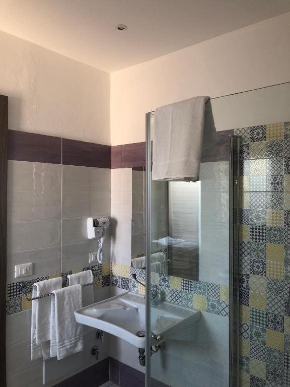 Quadruple Room with Private Bathroom room - Image 2