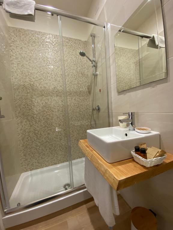 Quadruple Room room - Image 1