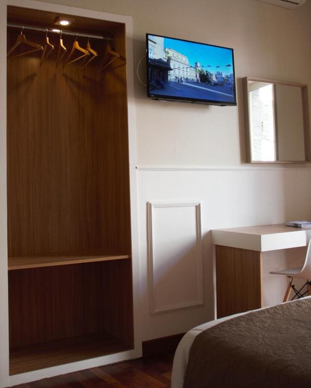 Triple Room with Private Bathroom room - Image 2