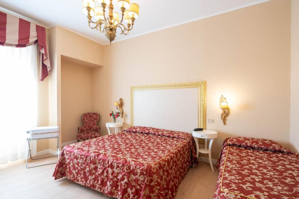 Double Room with Spa Bath room - Image 1