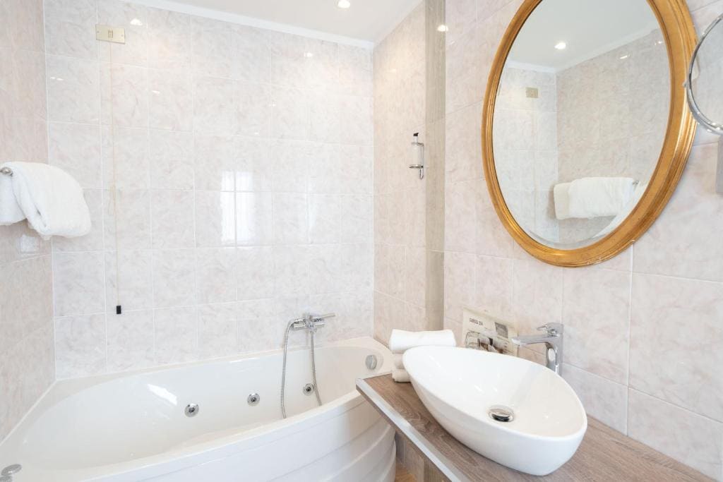Double Room with Spa Bath room - Image 3
