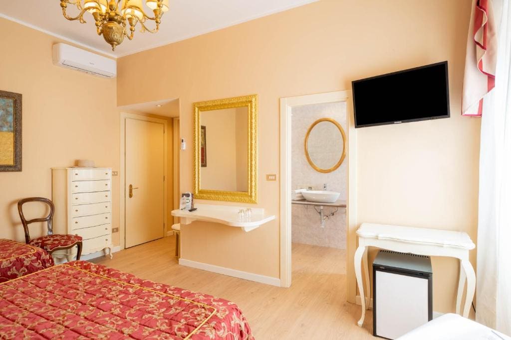 Double Room with Spa Bath room - Image 2