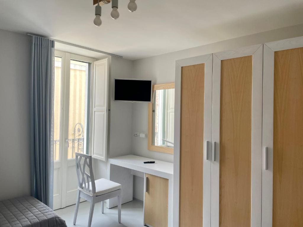 Triple Room with Private Bathroom room - Image 2