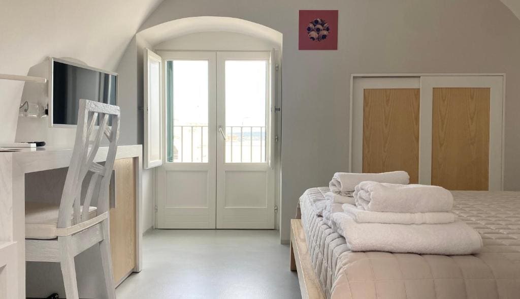 Triple Room with Shared Bathroom room - Image 2