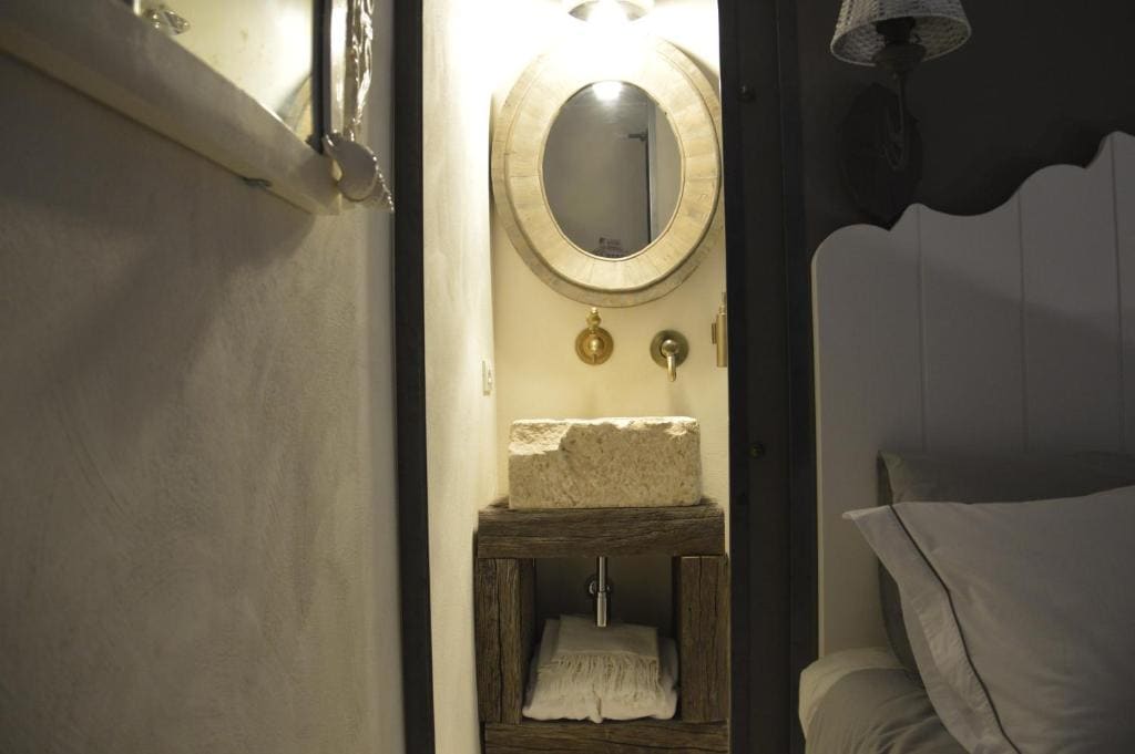 Deluxe Double Room with Balcony room - Image 2