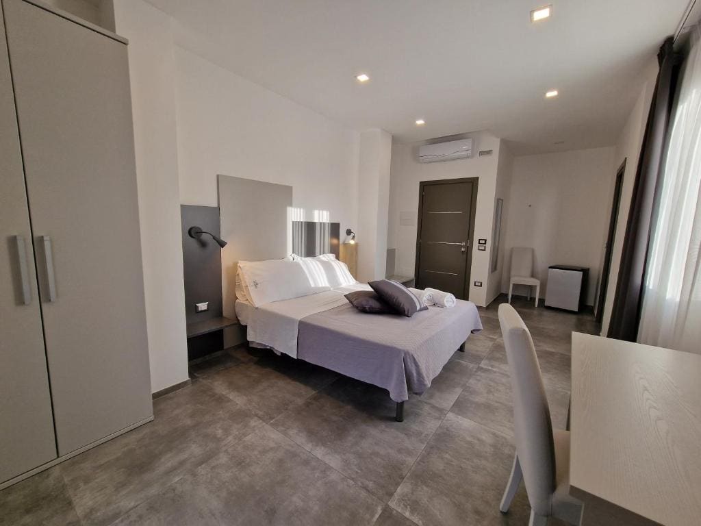 Deluxe Double Room with Balcony room - Image 3