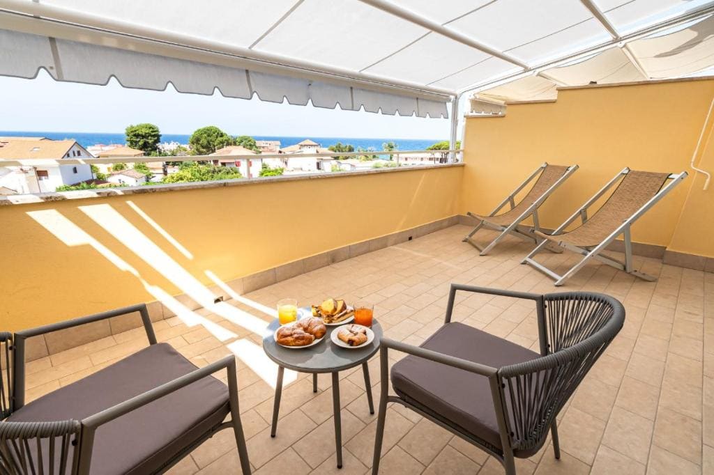 Double Room with Balcony and Sea View room - Image 2