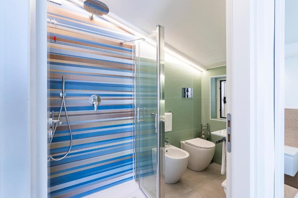 Double Room with Balcony and Sea View room - Image 3
