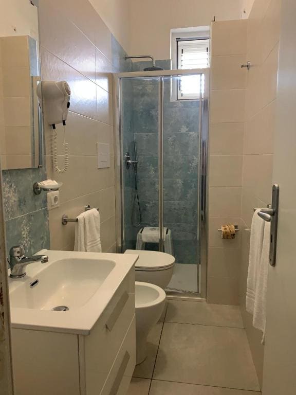 Quadruple Room room - Image 1