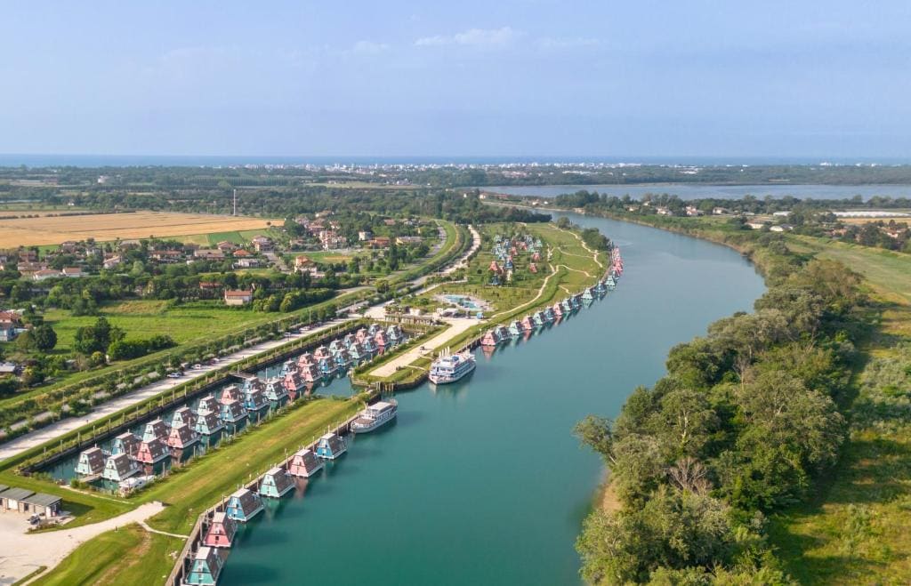 Houseboat with River View room - Image 1