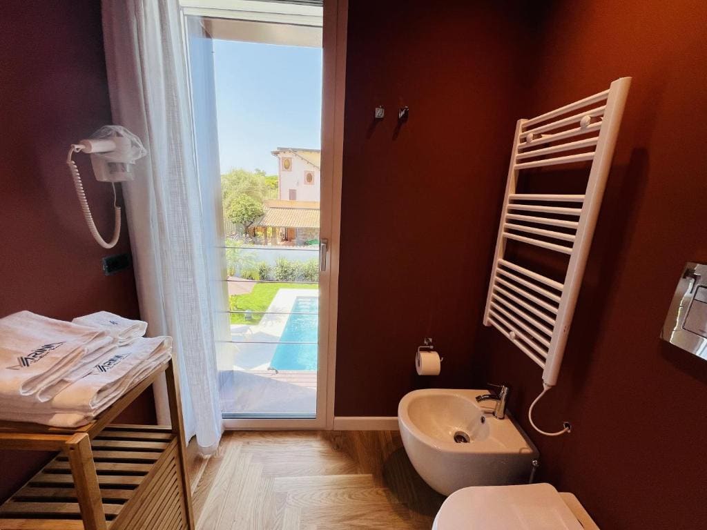 Deluxe Double Room with Balcony room - Image 2