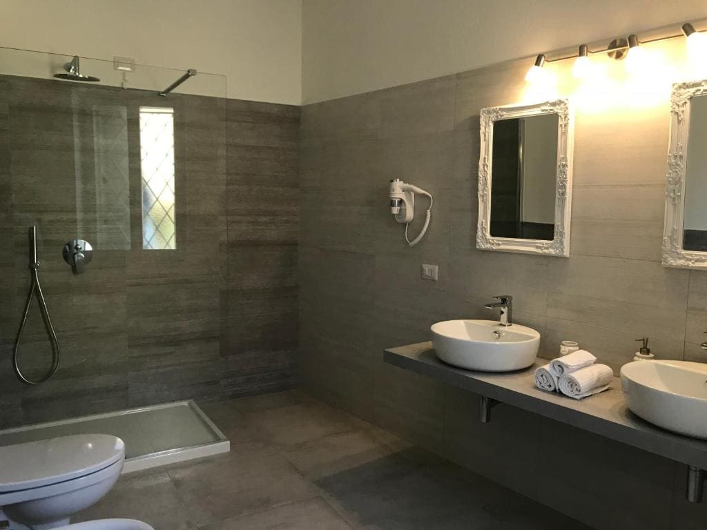 Double Room with Balcony room - Image 2