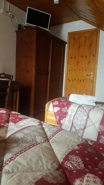 Double or Twin Room with Mountain View room - Image 2