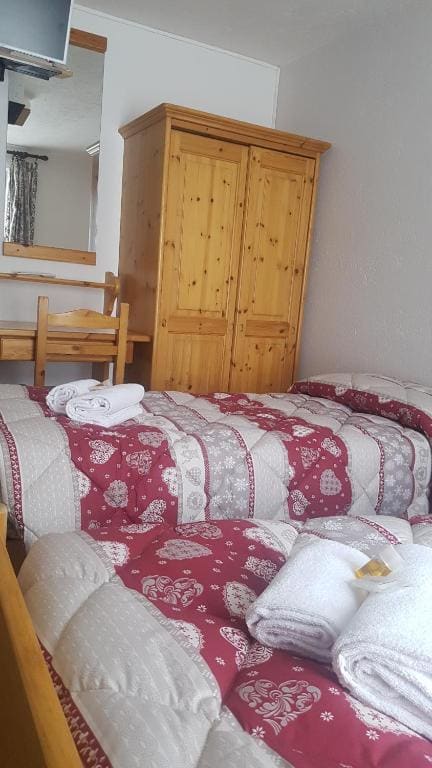 Double or Twin Room with Mountain View room - Image 3