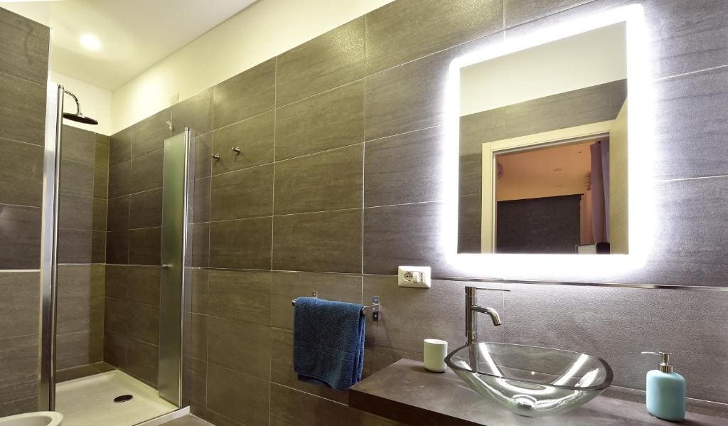Suite with Spa Bath room - Image 2