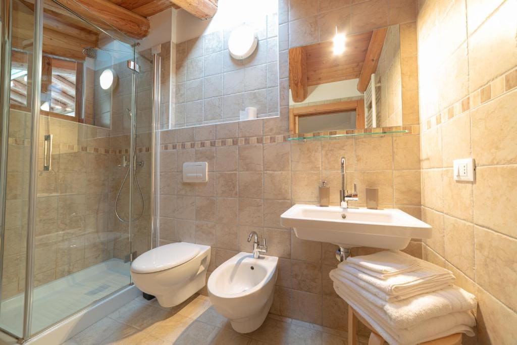 Classic Quadruple Room room - Image 2