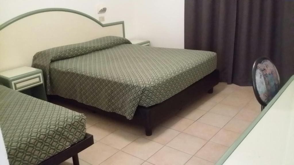 Deluxe Quadruple Room room - Image 1