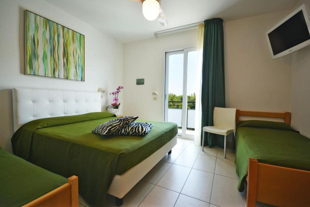 Deluxe Quadruple Room room - Image 3